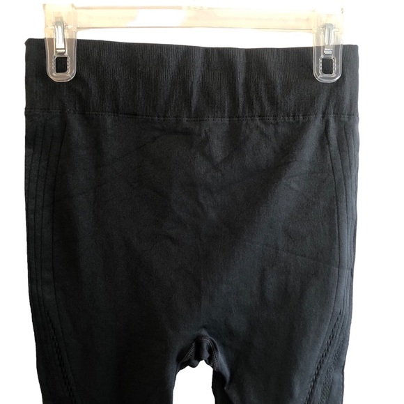 Fabletics Gray Seamless Capri Exercise Gym Activewear Leggings Size Large - Picture 7 of 8